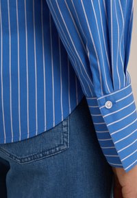 WE Fashion Bluza z gumbi - blue