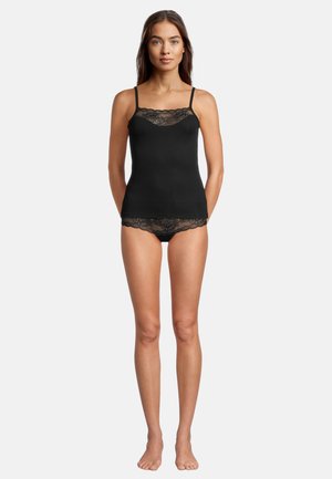 Débardeur noir avec une bordure en dentelle le long du décolleté et de l'ourlet, accompagné de briefs assortis en dentelle noire. Conception ajustée, style sans manches.
