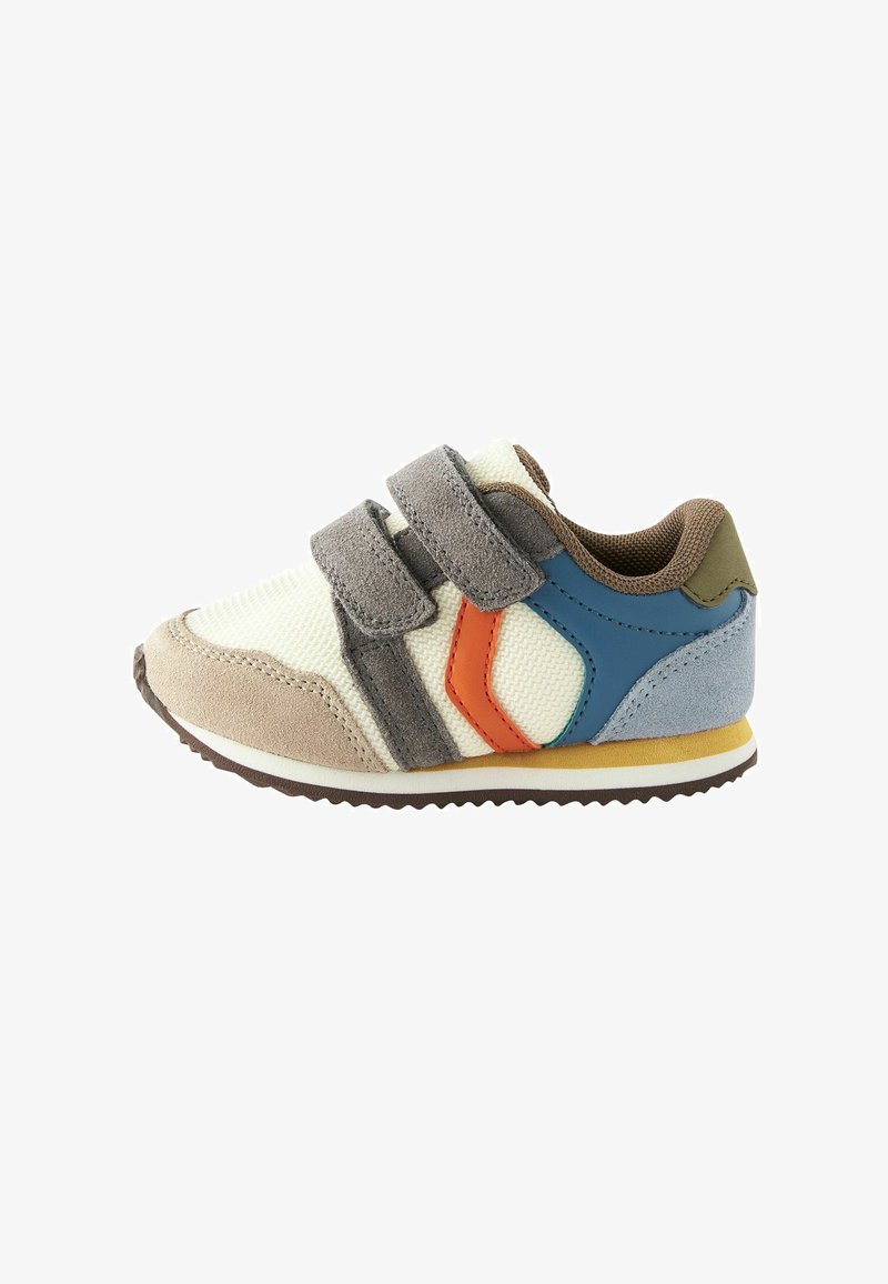 Børnesneakers med overdel i struktureret creme-mesh, ruskindsdetaljer i grå, orange og blå, samt en gummisål med en gul stribe.