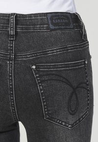 Koroshi FLARED - Pieguloša piegriezuma džinsi - black denim