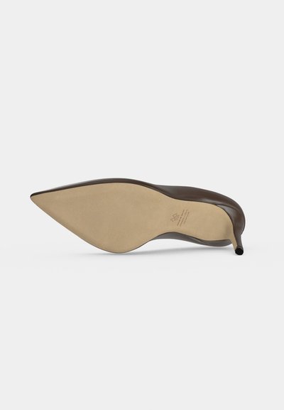 Chaussure à talon haut en cuir marron à bout pointu, posée sur le côté montrant la semelle beige lisse et le talon fin.