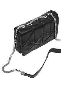 Borsa a tracolla in pelle nera trapuntata con forma rettangolare, caratterizzata da una tracolla in catena argentata e un accento in pelle. Dettaglio del motivo trapuntato notevole.
