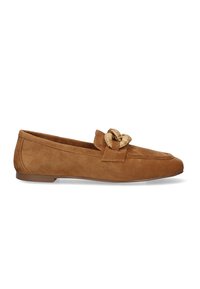 Mocasin de ante marrón con tacón plano, que presenta un lazo decorativo en la parte frontal. Punta redondeada y costuras decorativas a lo largo de los lados.