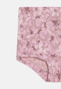 Rosa blommönstrad tyg med mjuk textur, med överlappande blomblad i olika nyanser av rosa och bruna accenter. Sytt kant.
