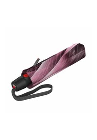 Ombrello compatto con manico e pulsante neri. La copertura presenta un design astratto rosa e grigio con una finitura texturizzata. Include una cinturino da polso.