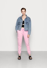 Urban Classics Hlačami s stranskimi žepi - pink