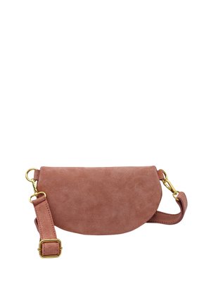 Sac bandoulière en daim rose avec quincaillerie dorée et bandoulière ajustable sur fond blanc.