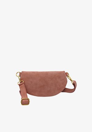 Sac bandoulière en daim rose avec quincaillerie dorée et bandoulière ajustable sur fond blanc.