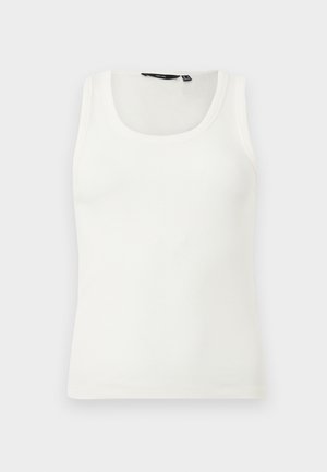 Hvit ribbestrikket ermeløs topp med rund hals, vist mot en ensfarget lys grå bakgrunn.