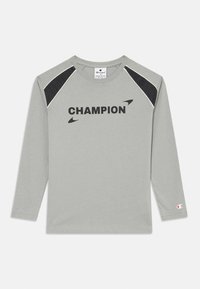 Graues Langarmshirt mit einem schwarzen "CHAMPION"-Logo, schwarzen Mesh-Akzenten an den Schultern und einem kleinen Logo am rechten Ärmel.