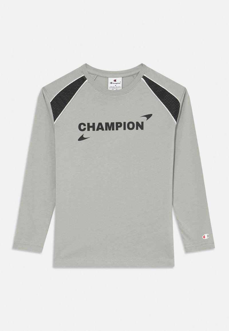 Graues Langarmshirt mit einem schwarzen "CHAMPION"-Logo, schwarzen Mesh-Akzenten an den Schultern und einem kleinen Logo am rechten Ärmel.