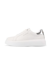 Sneakers in pelle bianca con suola in gomma bianca. Accent metallici in argento sul tallone. Presentano punta rotonda, lacci e un branding sottile sul lato.