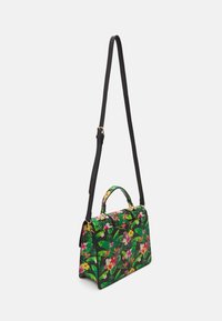 Borsa a tracolla con motivo floreale su sfondo nero, dotata di una forma strutturata, manici corti e una tracolla lunga regolabile.