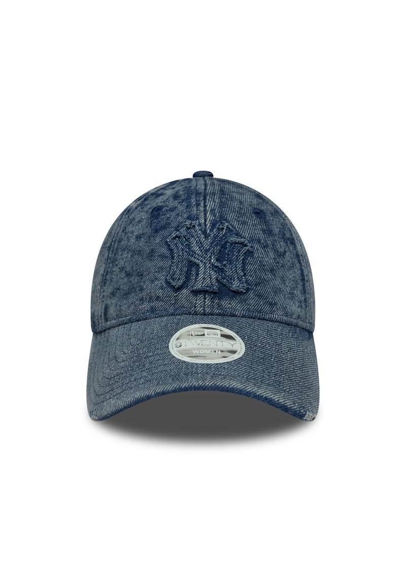 Căciulă de baseball din denim de culoare albastru închis, cu un design structurat, logo brodat în față și vizieră curbată. Include un etichetă de mărime.