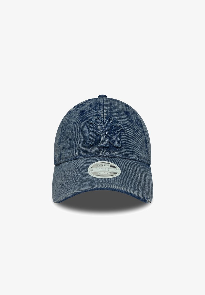 Boné de beisebol em denim azul escuro com um design estruturado, logotipo bordado na frente e aba curva. Inclui uma etiqueta de tamanho.