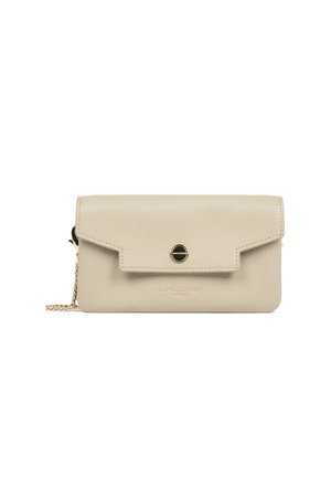Pochette en cuir beige texturé avec fermeture à rabat, bouton rond doré et petite bandoulière chaîne dorée sur fond blanc.