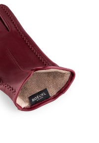 Bordeauxroter Lederhandschuh mit beigem Futter, verziert mit dekorativen Nähten und einem Logetikett innen. Fingerloses Design erhöht die Benutzerfreundlichkeit.