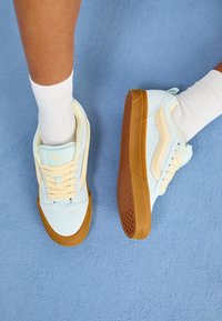 KNU SKOOL UNISEX - Skateschuh - gum spa blue