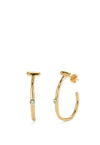 Boucles d'oreilles en métal doré en forme organique, l'une d'elles ornée d'un petit gemme transparent. La surface présente une finition polie.