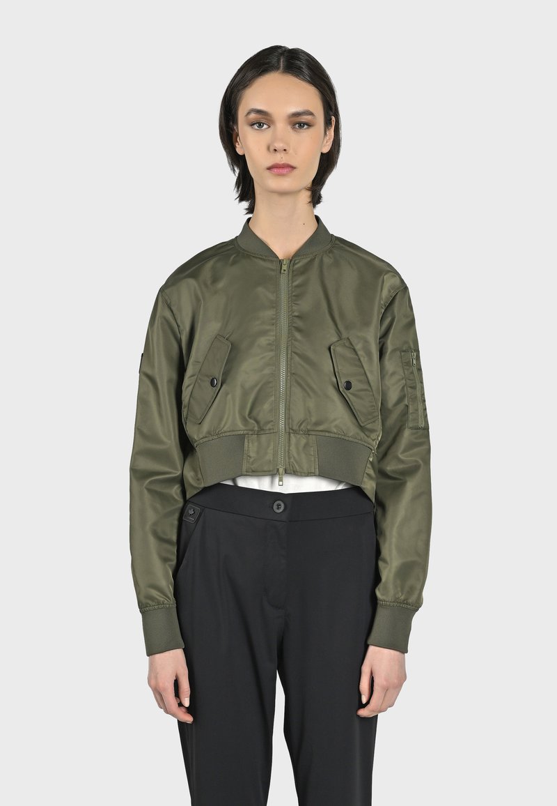 Olivovo zelená skrátená bomber bunda z lesklého materiálu, s dvoma prednými vreckami so klopami a ribbovanými manžetami a lemom.