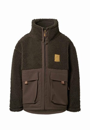Giacca in pile marrone con collo alto, zip frontale, due grandi tasche con patta e una patch con logo beige sulla parte superiore sinistra del petto.