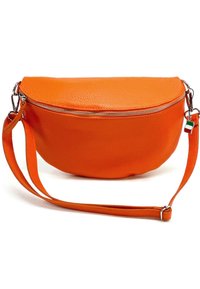 Ronde oranje leren tas met een textuur oppervlak, ritsluiting en een afneembare schouderriem. Inclusief een klein bedeltje dat aan de rits is bevestigd.