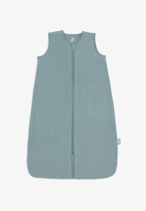 Mouwloze babyslaapzak van zacht, textueel, lichtblauw stof, met een centrale rits en ronde halslijn, ontworpen voor comfort.