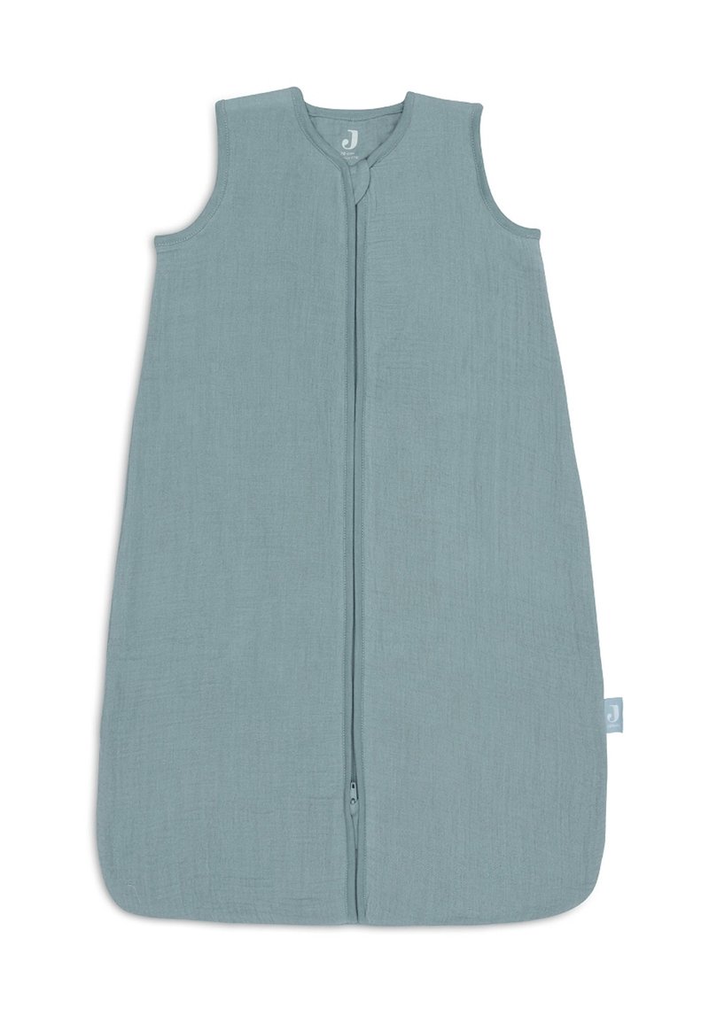 Mouwloze babyslaapzak van zacht, textueel, lichtblauw stof, met een centrale rits en ronde halslijn, ontworpen voor comfort.