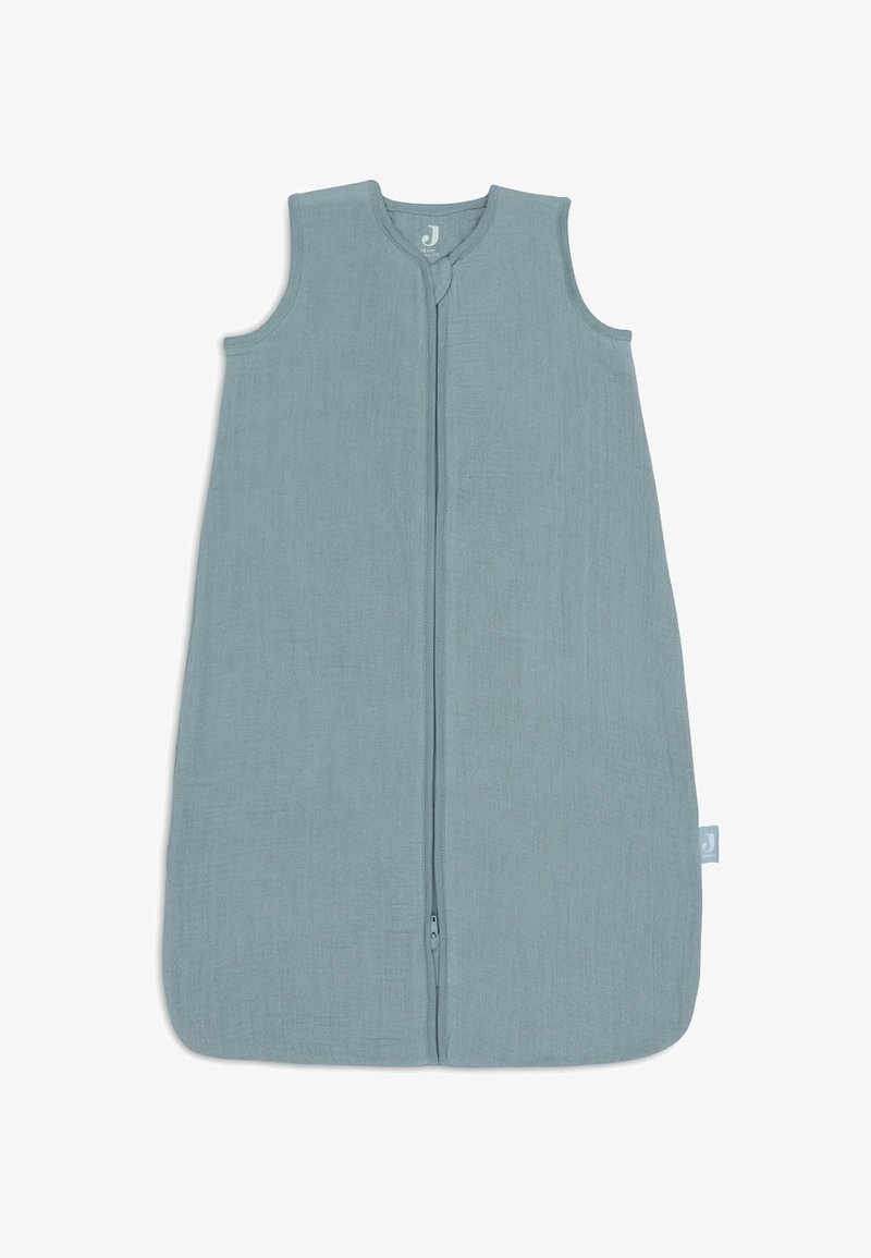 Mouwloze babyslaapzak van zacht, textueel, lichtblauw stof, met een centrale rits en ronde halslijn, ontworpen voor comfort.