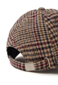 Gorra de cuadros marrón hecha de lana texturizada, con una forma clásica, una correa trasera con herrajes metálicos y hilos de acento de colores.