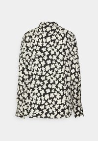 Blusa nera con motivo floreale bianco, maniche lunghe, chiusura frontale con bottoni e colletto; realizzata in tessuto leggero con una consistenza liscia.