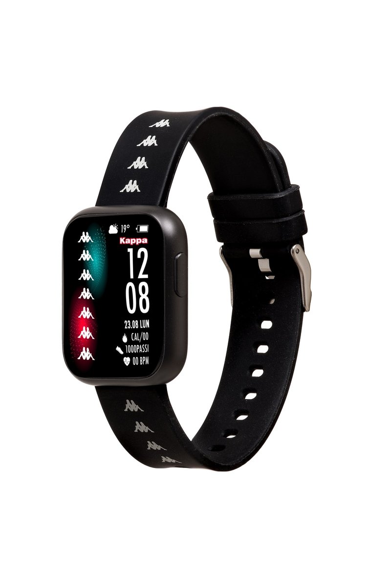 Reloj inteligente negro con pantalla rectangular, que muestra la hora y las estadísticas de salud. La correa de silicona cuenta con un patrón de logo de Kappa en blanco. Hebilla de metal plateado.
