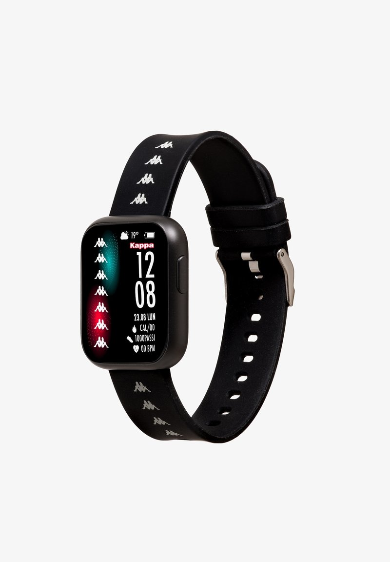 Schwarze Smartwatch mit rechteckigem Display, das die Uhrzeit und Gesundheitsstatistiken anzeigt. Das Silikonarmband zeigt ein weißes Kappa-Logo-Muster. Silberne Metallverschluss.