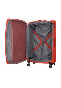 Valise rouge extensible avec un intérieur gris, deux compartiments, une poche zippée en mesh et des sangles croisées pour un rangement sécurisé.