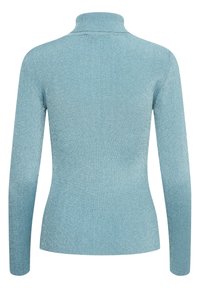 Jasnoniebieski, prążkowany sweter z golfem i długimi rękawami, o miękkiej fakturze z delikatnym połyskiem na tkaninie.