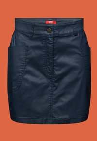 Granatowa spódnica ze sztucznej skóry z dwoma przednimi kieszeniami, zapięciem na guziki i widocznymi przeszyciami. Gładka faktura i dopasowany krój.