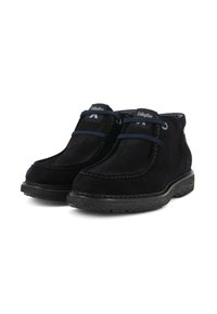 Un paio di stivali neri in suede alla caviglia con lacci blu, etichetta del marchio sulla linguetta e suole nere testurizzate su uno sfondo bianco.