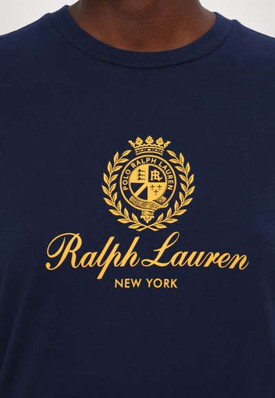 Polo Ralph Lauren HOTEL SHORT SLEEVE - Apdrukāts T-krekls - cruise navy/gold