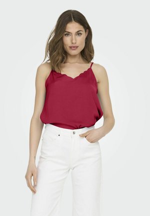 Rode geschulpte cami-top van lichtgewicht stof, met dunne bandjes en een losse fit. Gecombineerd met witte broeken met hoge taille.