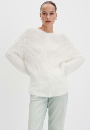 CHUNKY LOCKERE PASSFORM RUNDHALSAUSSCHNITT - Strickpullover - milk
