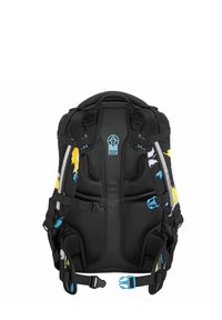 Schwarzer Rucksack mit bunten, abstrakten Mustern, gepolstertem Mesh-Rücken, verstellbaren Trägern und blauen Hardware-Akzenten. Mit einem Logo auf der Vorderseite.