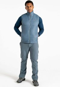 Graue isolierte Weste mit vertikalem Steppmuster, kombiniert mit grauen Pants mit Reißverschlusstaschen. Beide Kleidungsstücke zeichnen sich durch ein elegantes, schlankes Design aus.