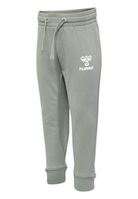 Lichtgrijze sweatpants met elastische tailleband en trekkoord. Voorzien van ribgebreide boorden en een logo gedrukt op de linkerdij. Zachte stofstructuur.