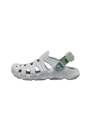 Gesloten sandaal in lichtgrijs met meerdere ventilatiegaten en een groene verstelbare band bij de hiel.