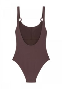 Bañador de una pieza marrón, con textura acanalada, que presenta tirantes anchos, un escote profundo y detalles en forma de círculo. Tela suave con una silueta estilizada.