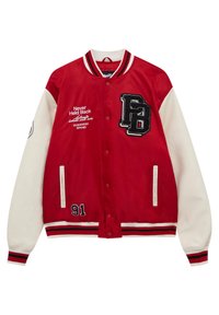 Veste universitaire rouge avec manches blanches, col et poignets côtelés. Comprend du texte brodé et des écussons, ainsi que deux poches latérales.