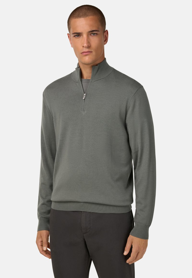 Pull-over gris à manches longues et zip quart, fabriqué dans un matériau doux, avec un col et des poignets côtelés, et une texture lisse.