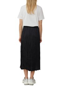 Jupe midi plissée noire avec une taille élastique, associée à un t-shirt blanc et des baskets grises, vue de dos.