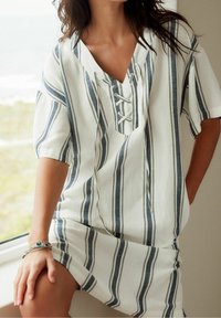 Vestido holgado de tela blanca con rayas verticales azules. Presenta un escote en forma de V con detalle de cordones y mangas cortas.