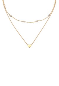 Gouden gelaagde ketting met een hart hanger en kleine parelaccenten. Delicate kabelkettingen creëren visuele textuur.